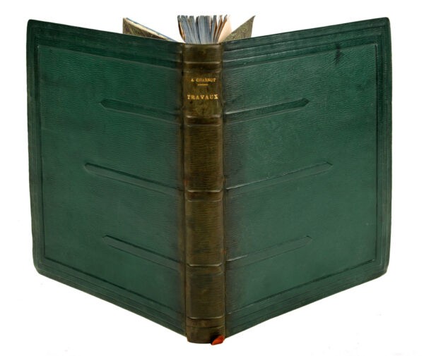 Recueil-de-publications-scientifiques-reliees-en-un-volume-in-4°-maroquin-vert-dos-a-nerfs-plats-qui-en-tete-et-en-pied-se-continuent-sur-les-plats-en-encadrement-et-les-trois-du-milieu-en-milieu-des-plats-finissent-en-pointes-titre-dore-reliure-marocaine-circa-1939