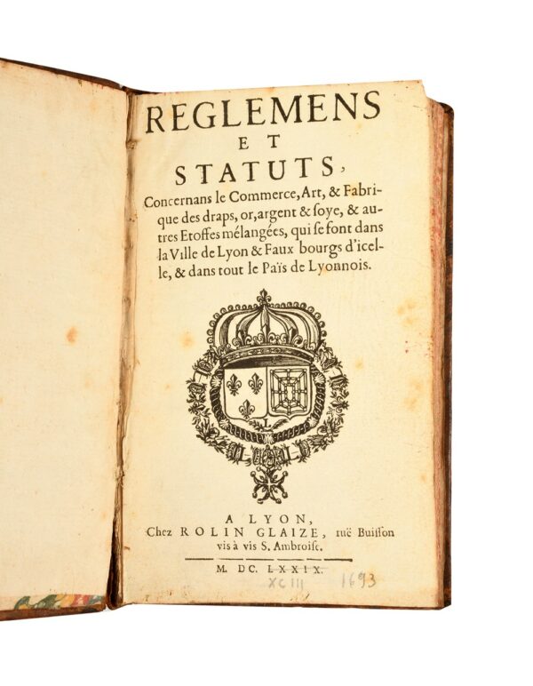Reglemens-et-status-concernans-le-commerce-art-et-fabrique-des-draps-or-argent-et-soye-et-autres-etoffes-melangees-qui-se-font-dans-la-ville-de-Lyon-et-faux-bourgs-dicelle-et-dans-tout-le-Pais-de-Lyonnais Reglemens-et-status-concernans-le-commerce-art-et-fabrique-des-draps-or-argent-et-soye-et-autres-etoffes-melangees-qui-se-font-dans-la-ville-de-Lyon-et-faux-bourgs-dicelle-et-dans-tout-le-Pais-de-Lyonnais