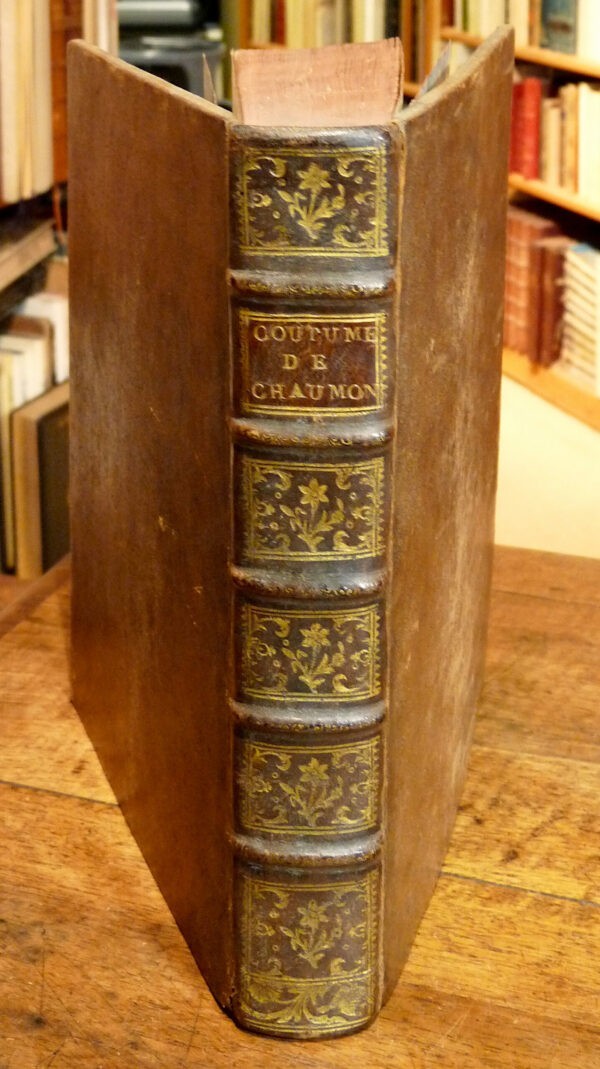 Coutume-de-Chaumont-en-Bassigny.-Nouvellement-commentee-et-conferee-avec-les-autres-coutumes-de-Champagne.-Lancienne-redaction-de-la-meme-coutume-faite-en-lannee-1494-qui-na-point-parue.-Le-texte-de-la-coutume-de-Paris-avec-des-notes-qui-en-indiquent-les-articles-quon-doit-observer-au-Baillage-de-Chaumont