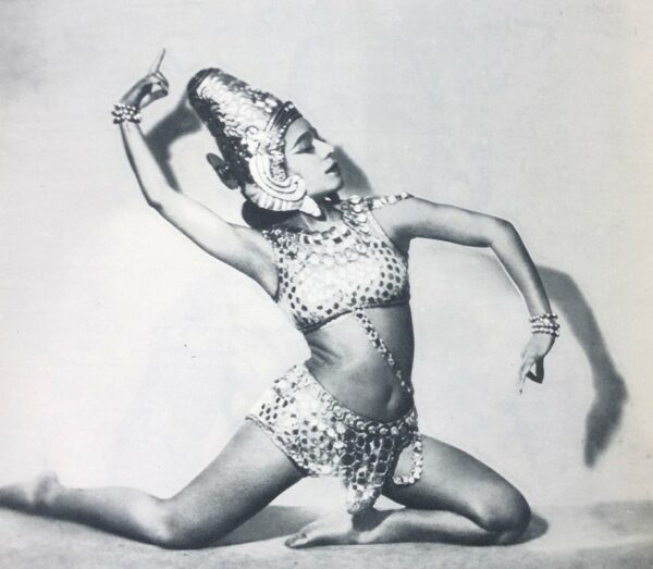 Des-danseurs-qui-sortent-du-cadre.-I.-Nyota-Inyoka