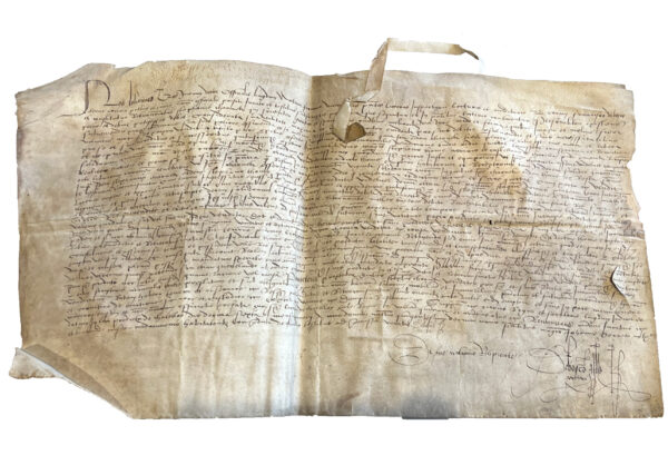 Vente-par-Mathieu-Bayeres-fils-dAntoine-de-la-paroisse-de-Chasselay-au-profit-dEtienne-Charvet-de-la-paroisse-de-Quincieux-dune-maison-haute-situee-a-Chasselay-sur-le-chemin-appele-de-Genevray-in-carreria-vocata-de-Genevreyam-pour-le-prix-de-10-livres-tournois-monnaie-royale-ayant-cours-et-moyennant-une-pension-annuelle-de-10-sols-tournois.-Fait-a-Trevoux-en-presence-de-Pierre-Perrier-et-Antoine-Girardet-alias-Deborg-de-la-paroisse-de-Reyrieux-2-janvier-1508.Au-verso-acte-de-revente-par-le-meme-Etienne-Charvet-au-profit-de-maitre-Etienne-Thomas-notaire-et-chatelain-de-Chasselay-de-ladite-maison-comprenant-un-pourpris-un-etang-la-maison-a-proprement-parler-une-terre-lentree-et-les-aisances-pour-30-sols-tournois.-Fait-a-Chasselay-en-presence-de-Jean-Decret-notaire-et-Bernard-Croset-cordonnier-tous-deux-habitants-de-Chasselay-le-16-mars-1519